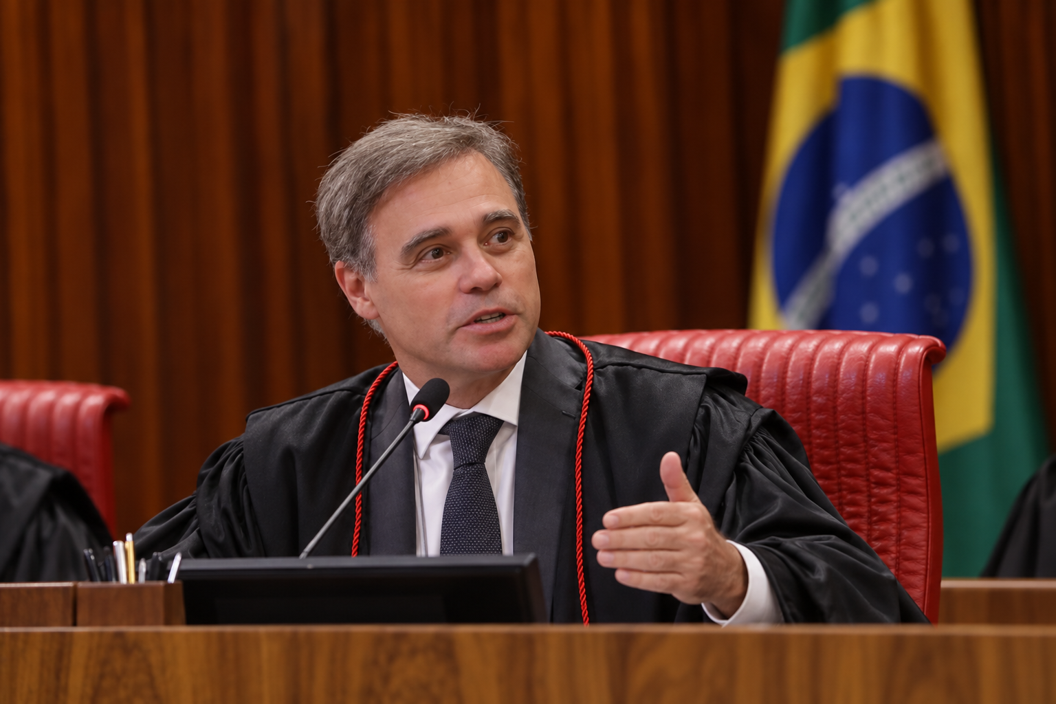 Mendonça aciona Fachin após decisão de Dino e leva disputa sobre comando da PF ao centro do STF